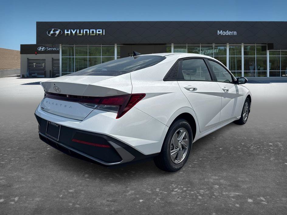 New 2026 Hyundai Elantra SE FWD image 3