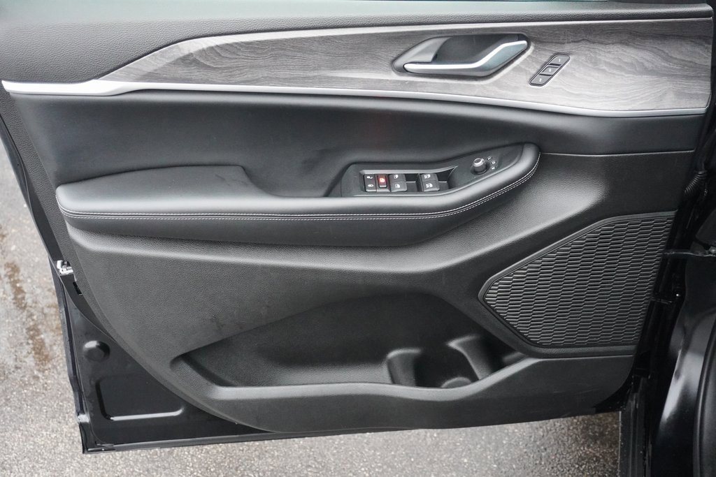 Used 2024 Jeep Grand Cherokee Limited w/ Black Appearance Package image 9