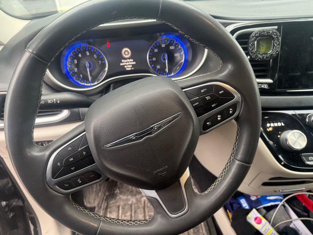 Used 2022 Chrysler Pacifica Touring-L image 14