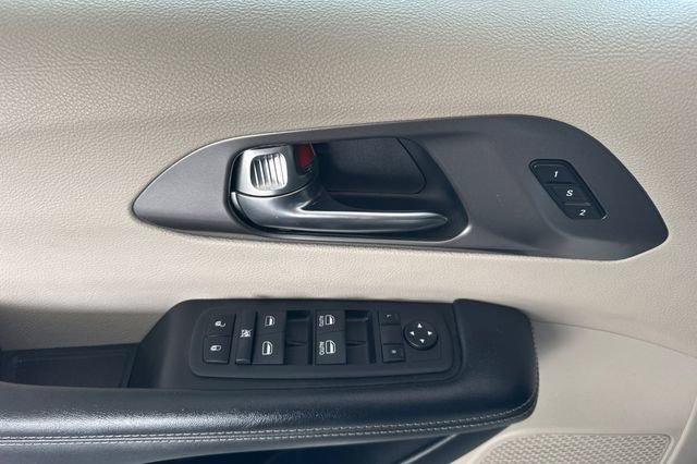 Used 2023 Chrysler Pacifica Touring-L FWD image 11