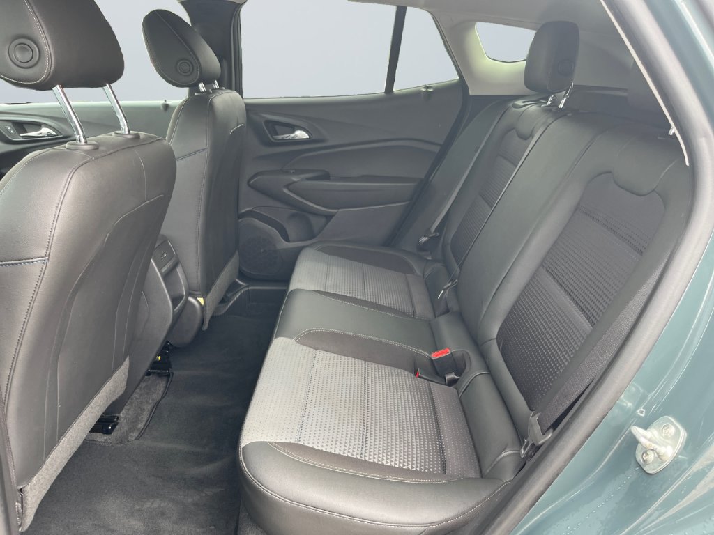 Used 2025 Chevrolet Trax LT FWD image 13