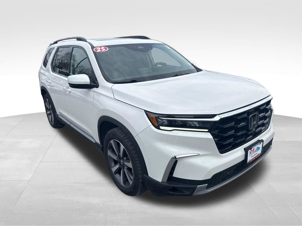 Used 2025 Honda Pilot Touring image 7