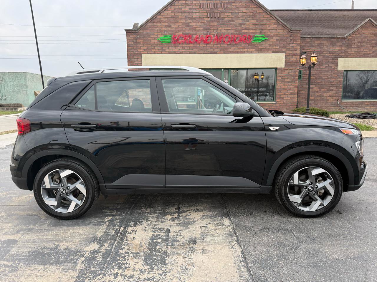 Used 2024 Hyundai Venue SEL image 1