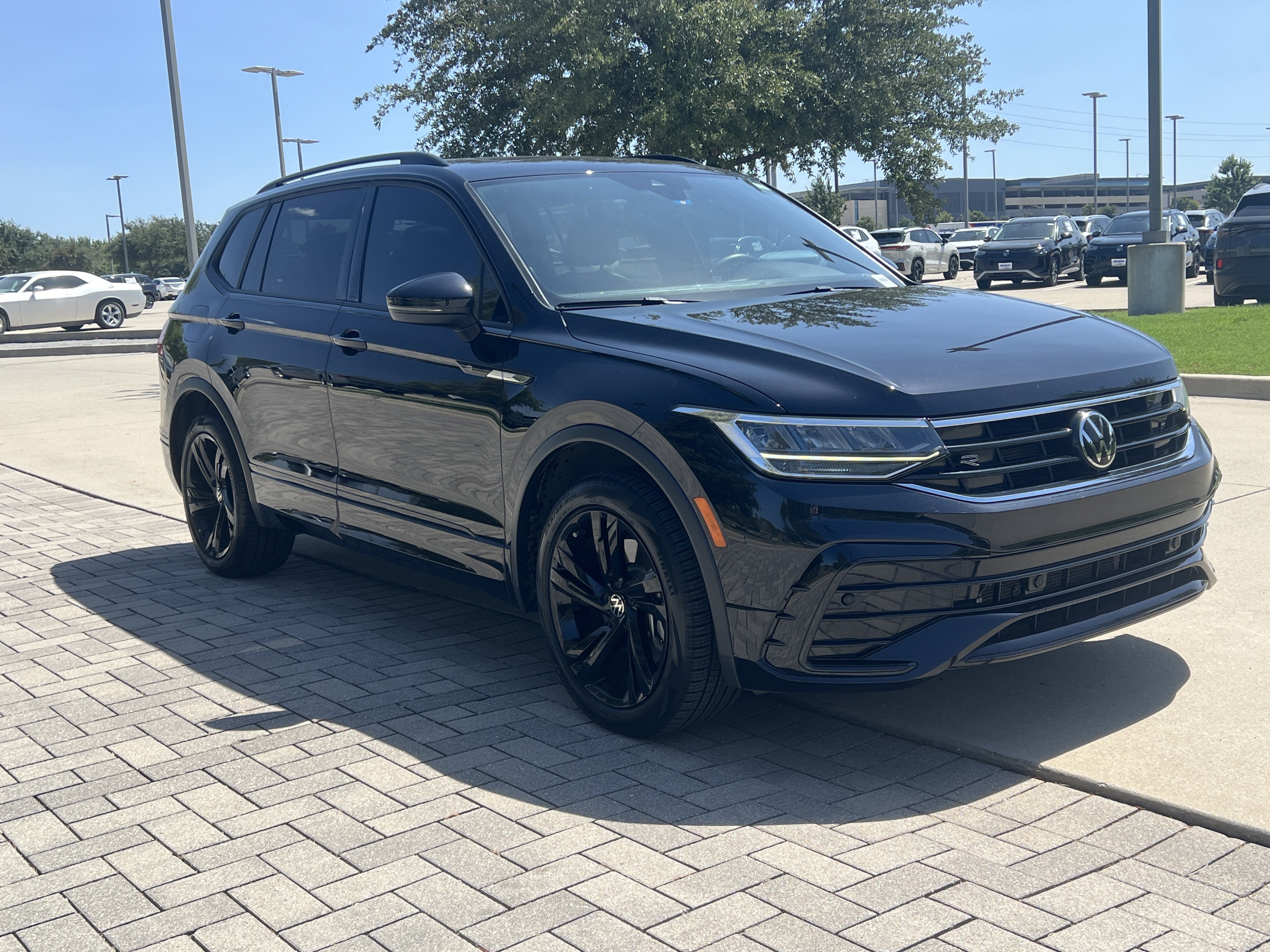 Used 2023 Volkswagen Tiguan SE R-Line FWD image 2