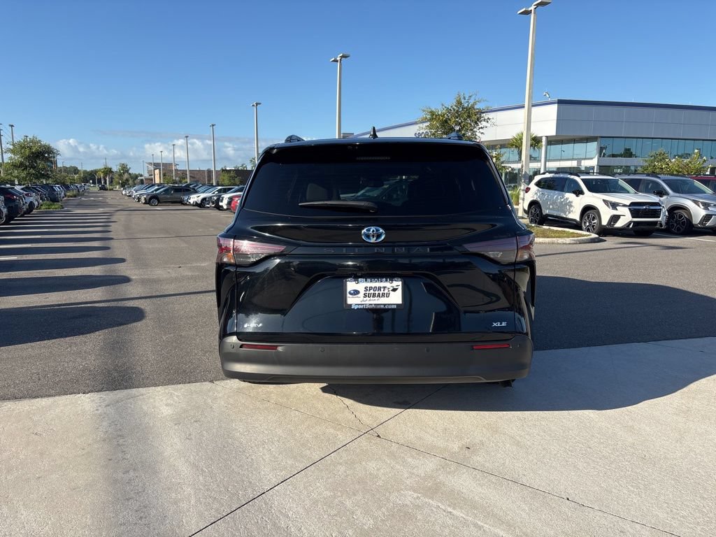 Used 2025 Toyota Sienna XLE FWD image 6