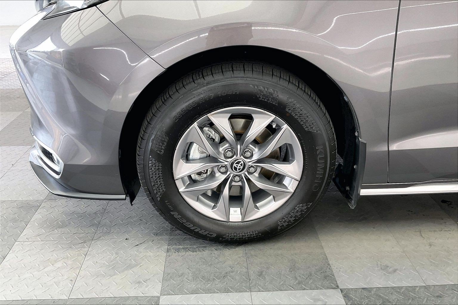 Used 2023 Toyota Sienna XLE FWD image 8