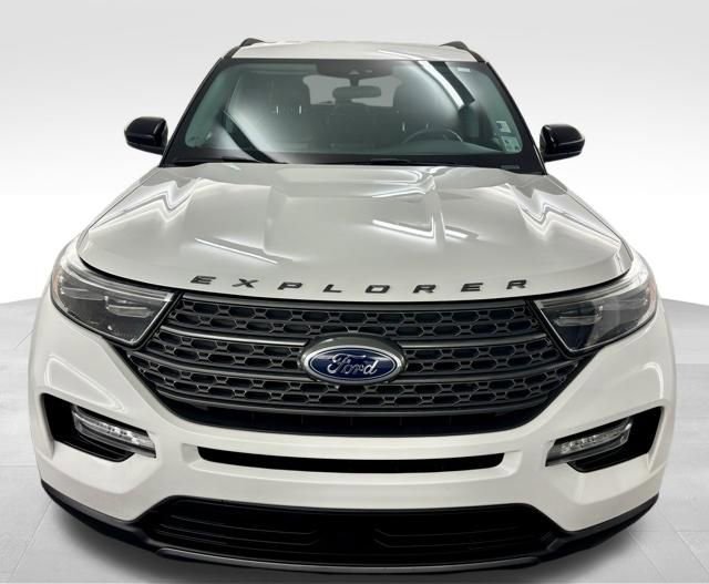 Used 2023 Ford Explorer XLT w/ Equipment Group 202A image 3