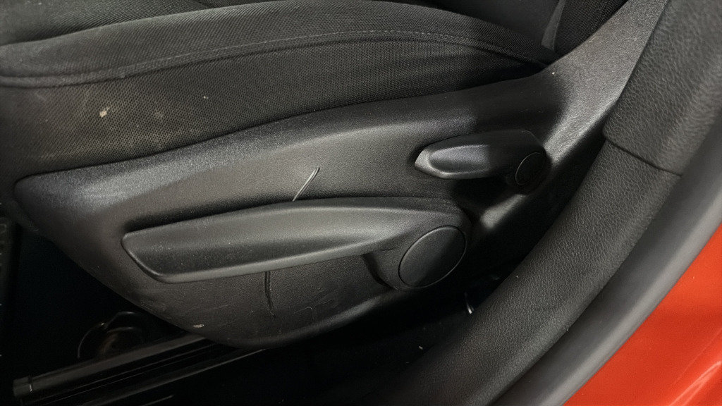 Used 2020 Jeep Renegade Latitude w/ Cold Weather Group FWD image 17