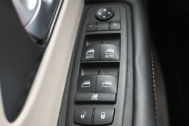 Used 2024 Chrysler Pacifica Touring-L FWD image 19