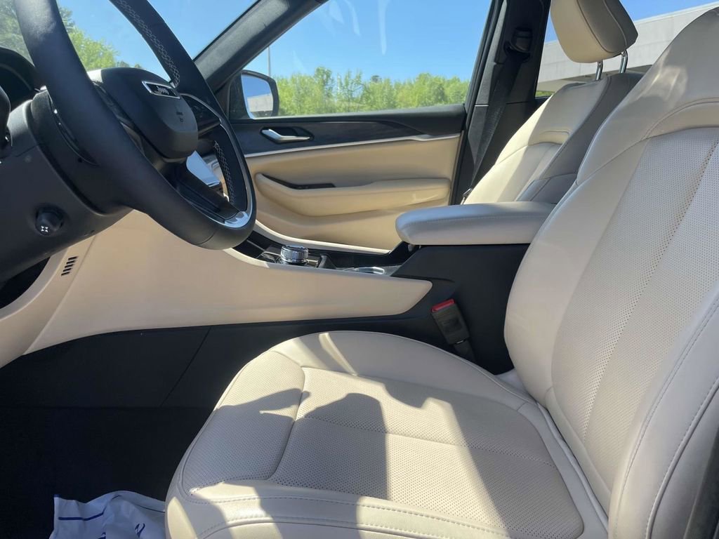 Certified 2025 Jeep Grand Cherokee Limited w/ Luxury Tech Group II image 26