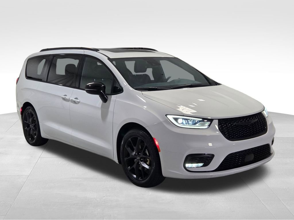 Certified 2025 Chrysler Pacifica Limited image 3