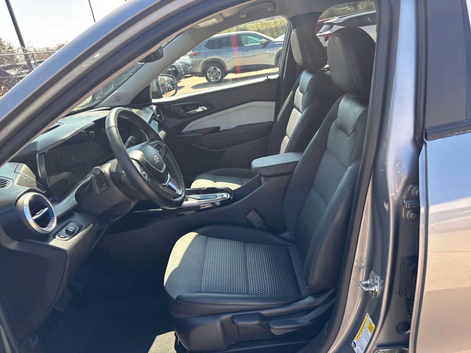 Used 2025 Chevrolet Trax LT w/ LT Convenience Package FWD image 25