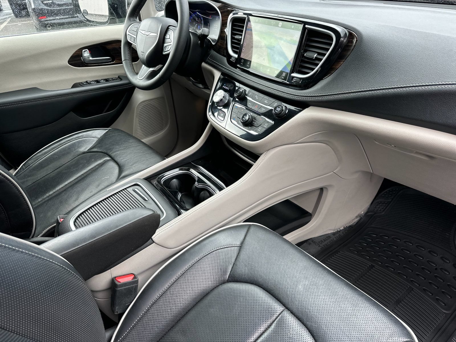 Used 2023 Chrysler Pacifica Limited FWD image 19