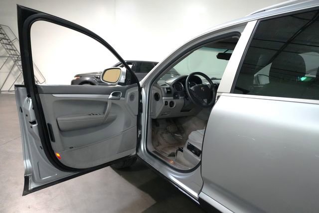 Used 2004 Porsche Cayenne S image 13