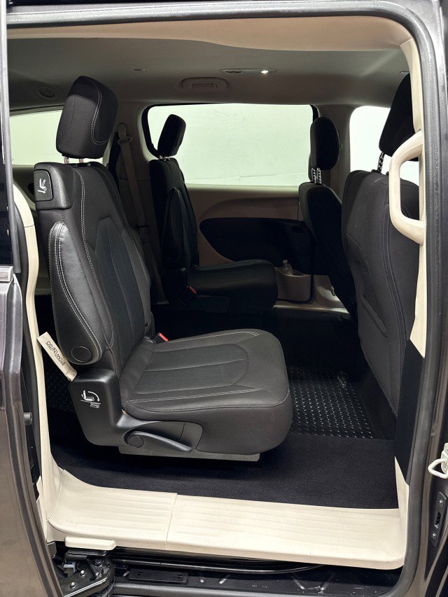 Used 2023 Chrysler Voyager LX image 33