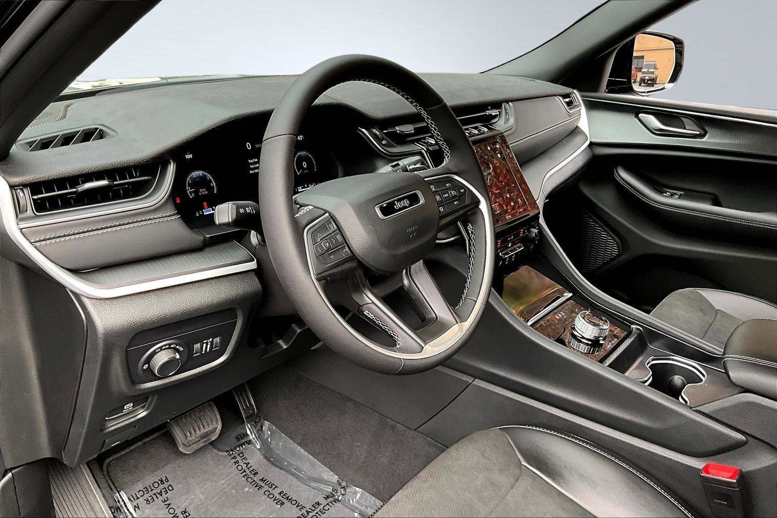 New 2025 Jeep Grand Cherokee Altitude image 7