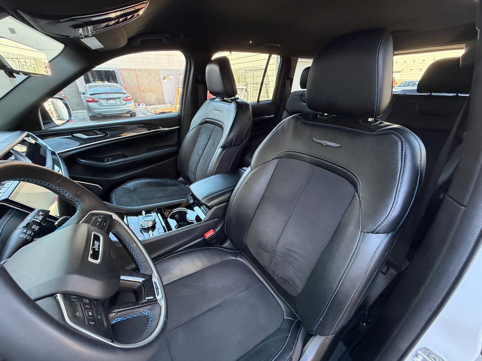 Used 2023 Jeep Grand Cherokee Trailhawk w/ Luxury Tech Group III AWD/4WD image 15
