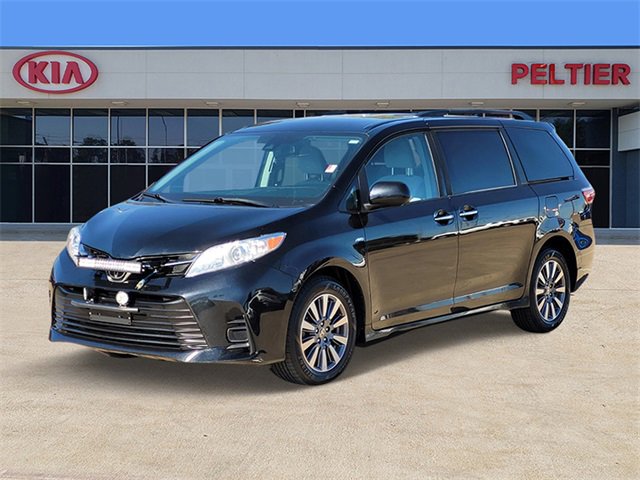 Used 2020 Toyota Sienna LE w/ LE Preferred Package image 3