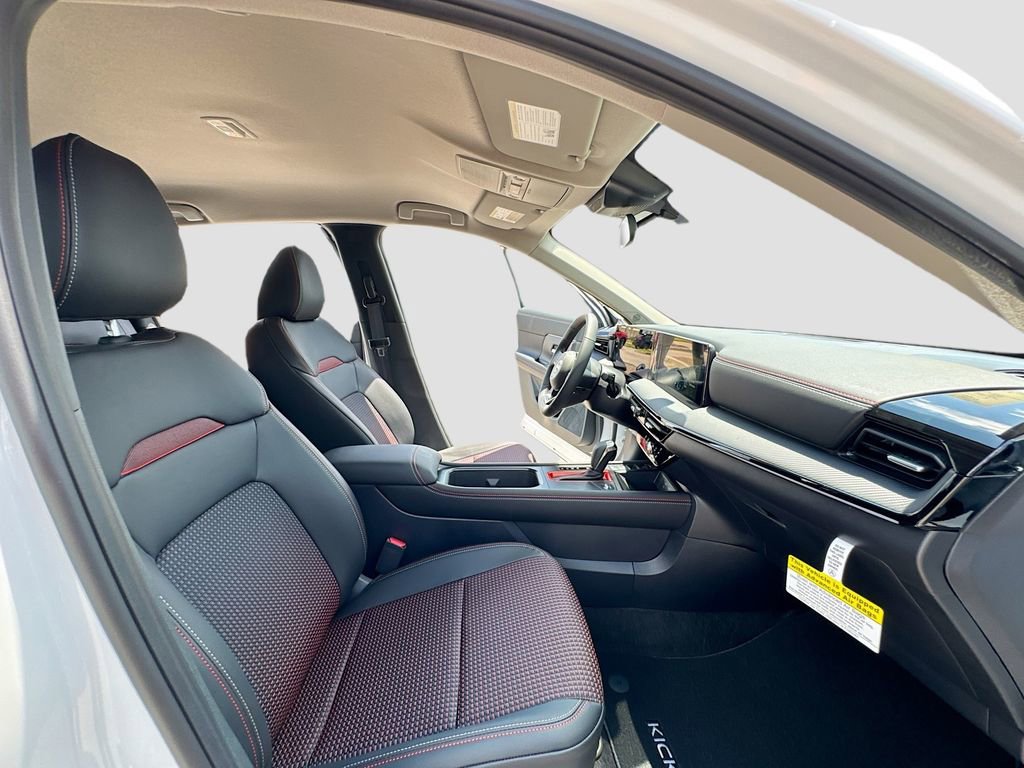 Used 2025 Nissan Kicks SR image 23
