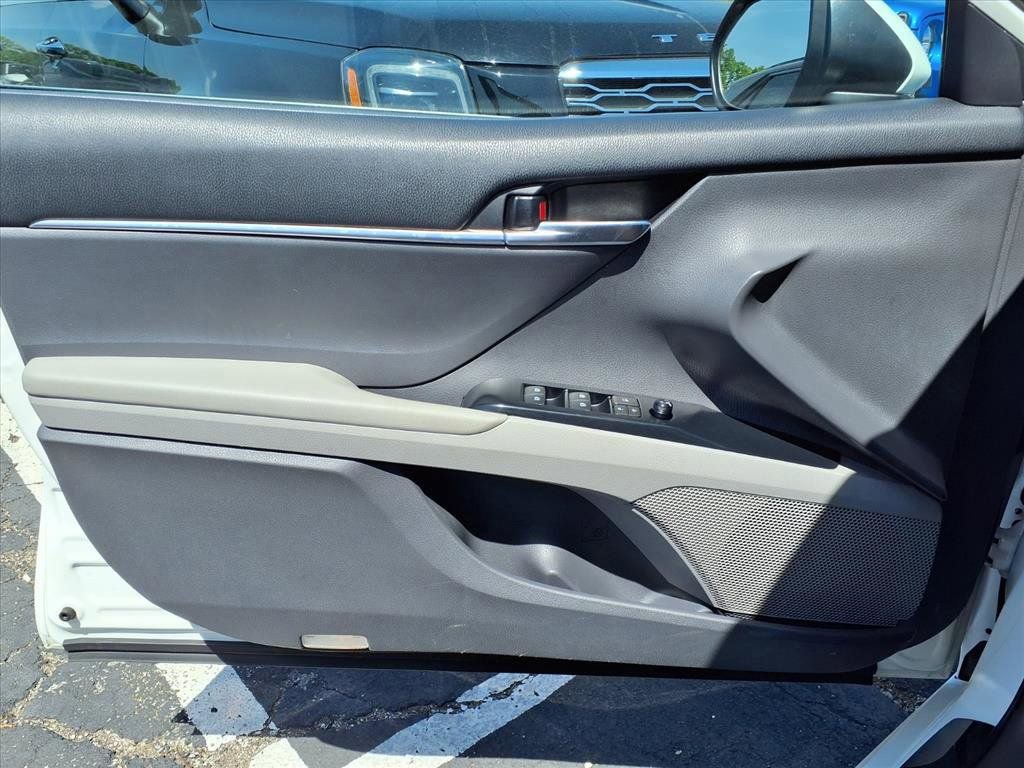 Used 2019 Toyota Camry SE w/ Convenience Package FWD image 19