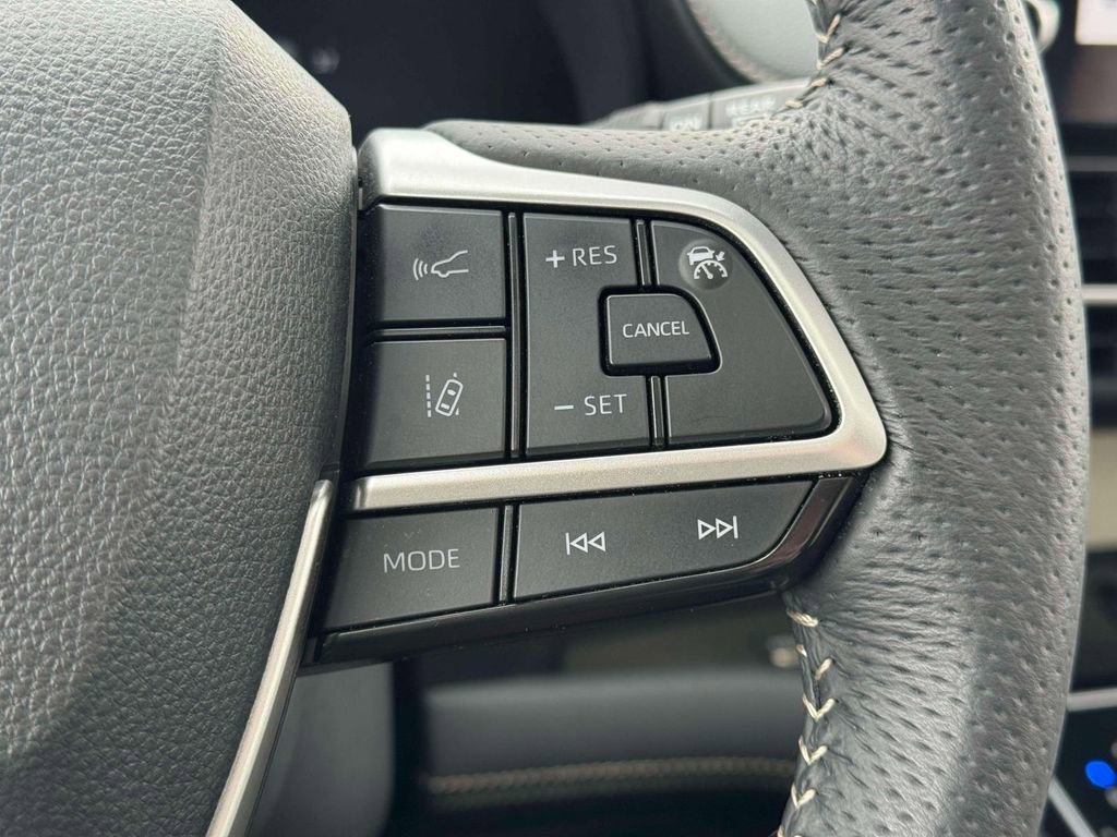 Used 2025 Toyota Sienna Limited image 23