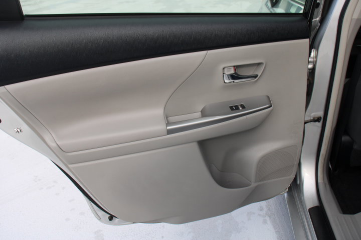 Used 2017 Toyota Prius V Five image 12