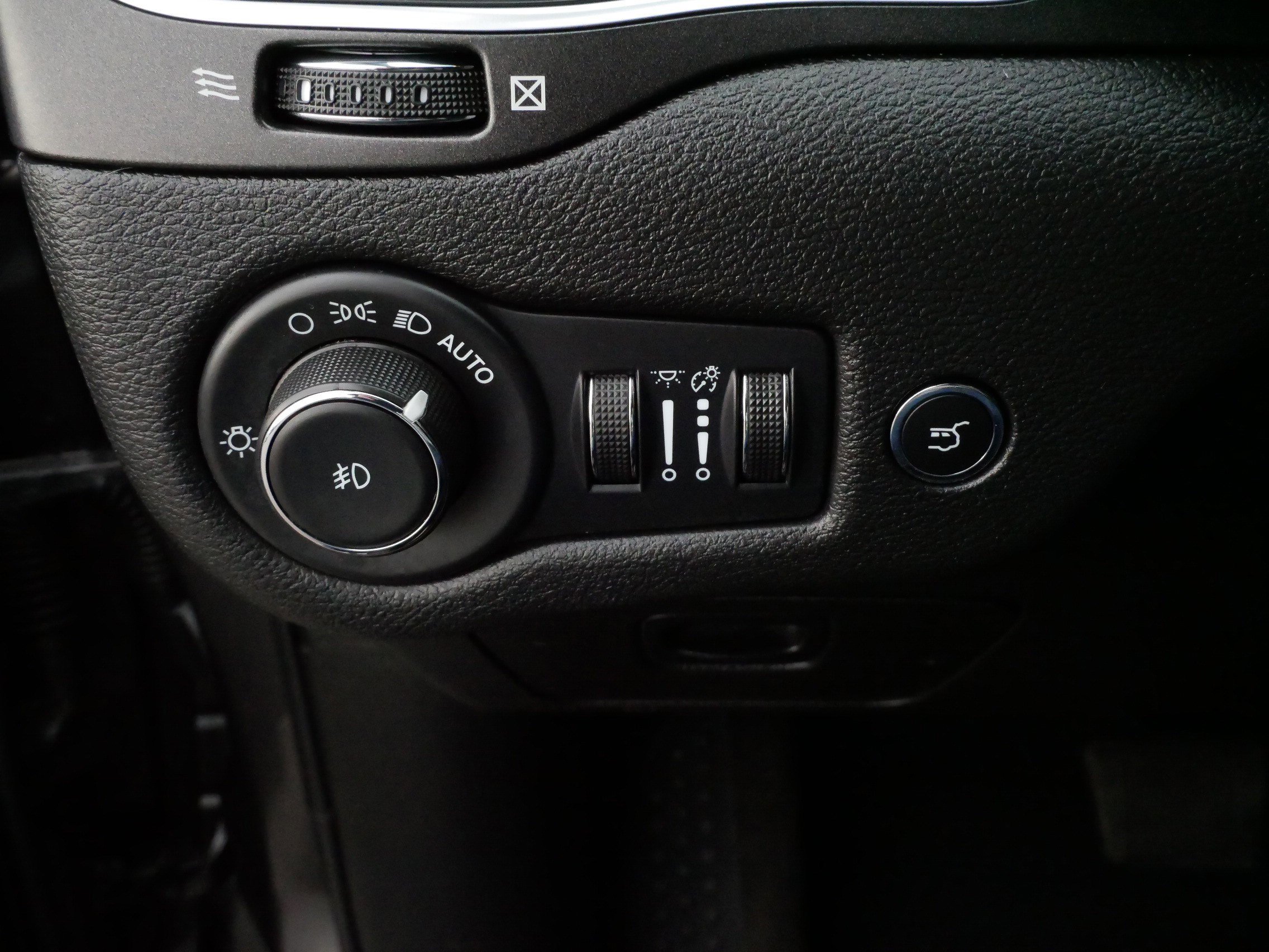 Used 2022 Jeep Cherokee Trailhawk w/ Technology Group B image 27