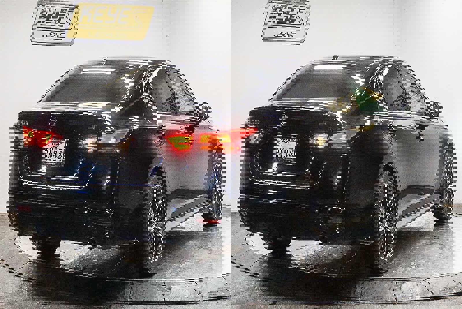 Used 2023 Nissan Altima 2.5 SR w/ SR Premium Package image 4