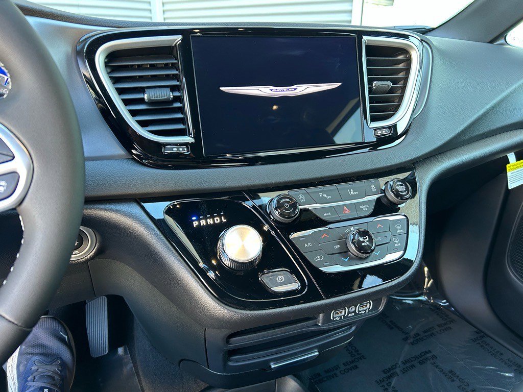 New 2025 Chrysler Voyager LX image 19