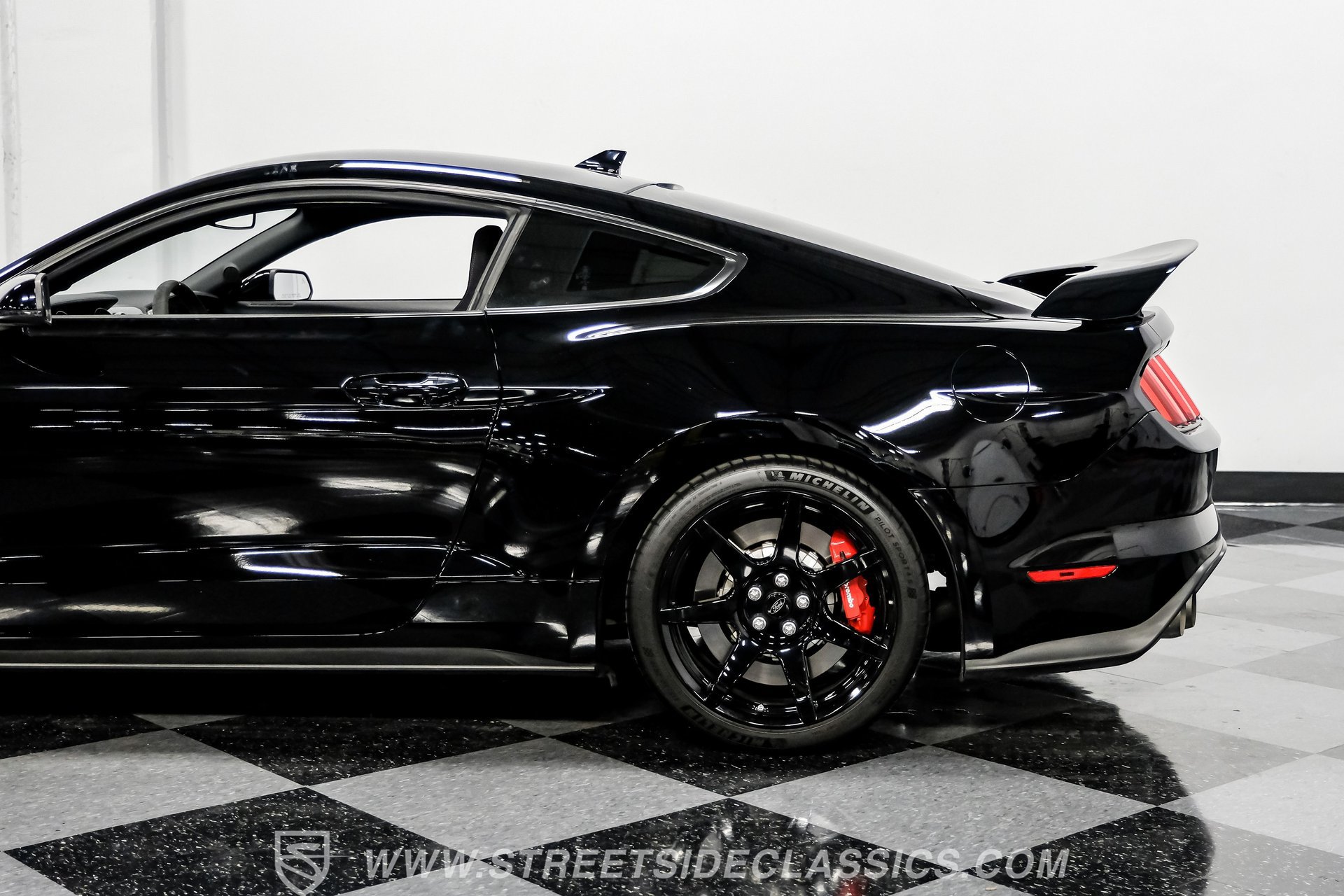 Used 2020 Ford Mustang Shelby GT350R w/ GT350R Equipment Group 920A RWD image 24