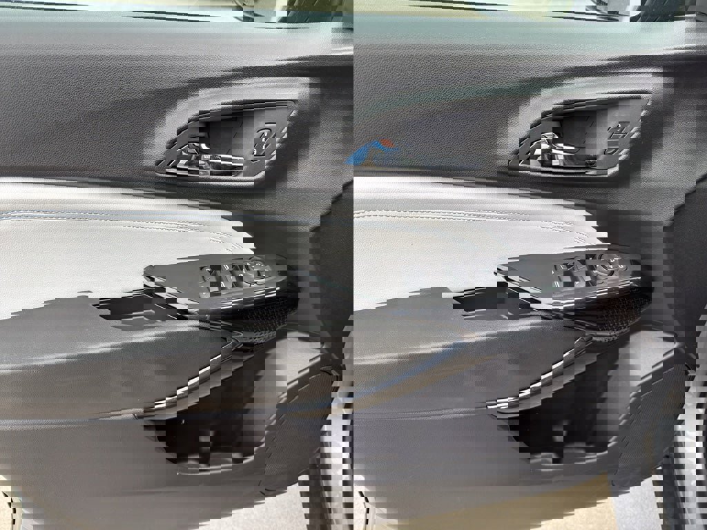 Used 2025 Chevrolet Trax LT w/ LT Convenience Package FWD image 9