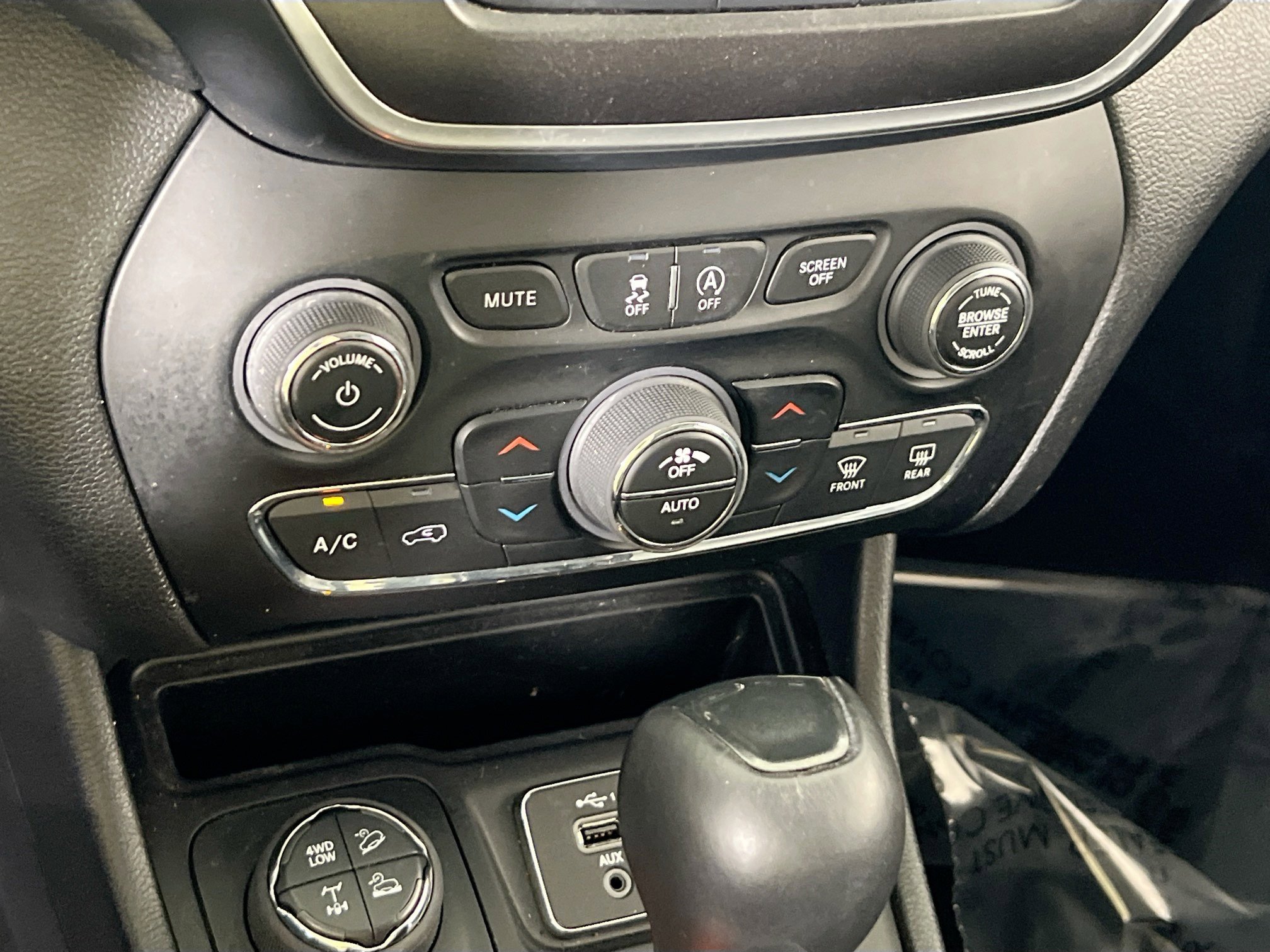 Used 2022 Jeep Cherokee Trailhawk w/ Technology Group B AWD/4WD image 15