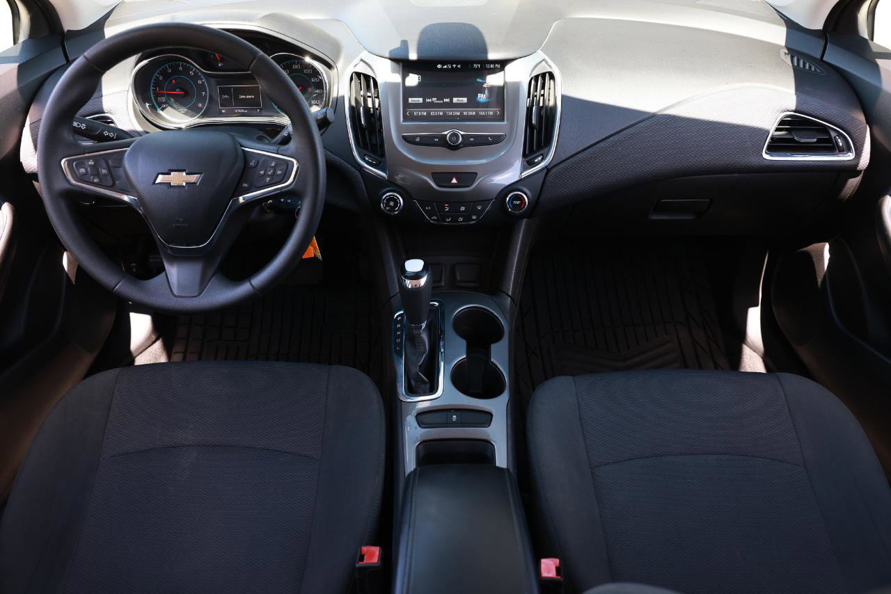 Used 2018 Chevrolet Cruze LT image 2