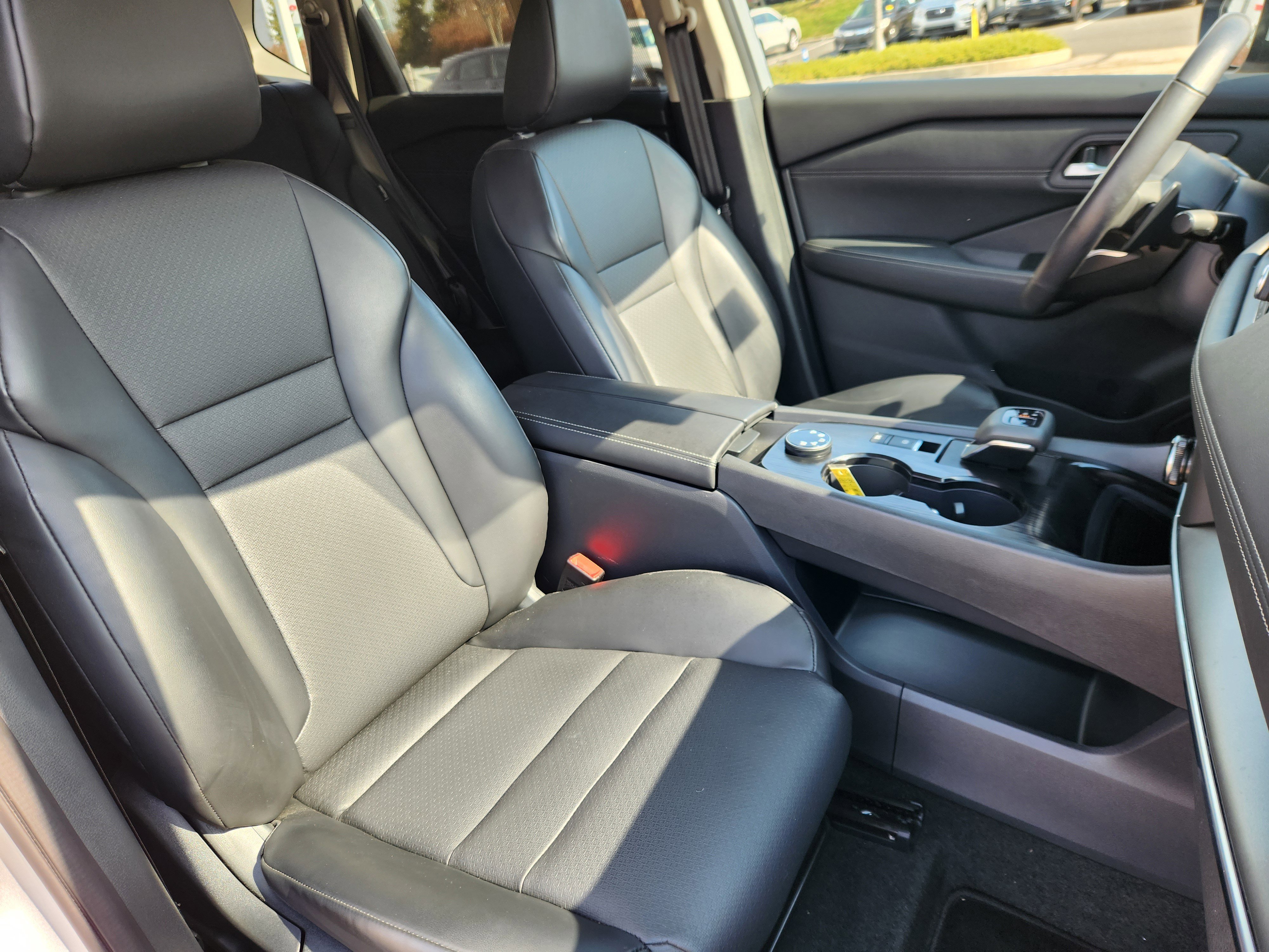 Used 2024 Nissan Rogue SV w/ SV Premium Package image 14