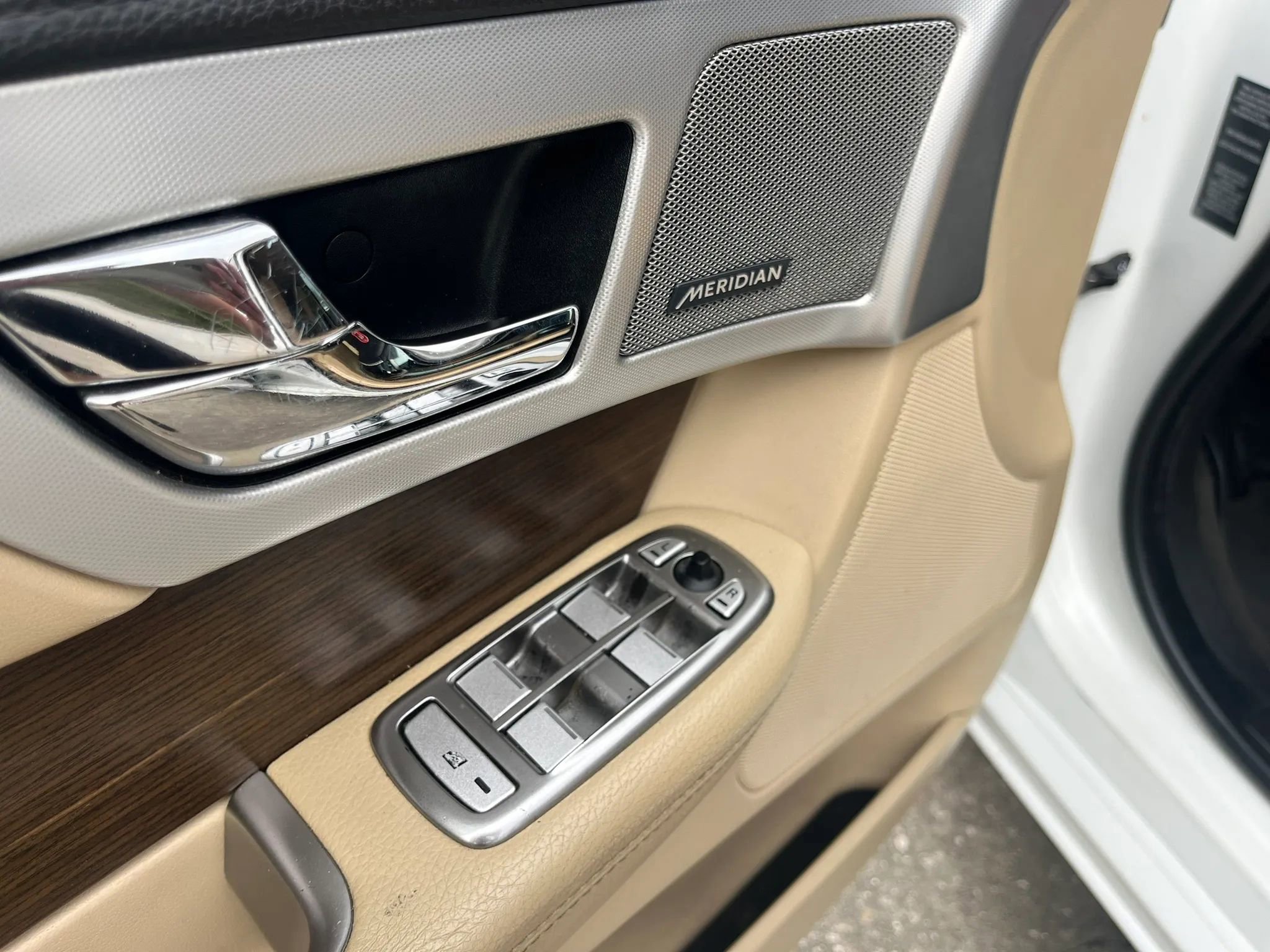 Used 2015 Jaguar XF Premium RWD image 14