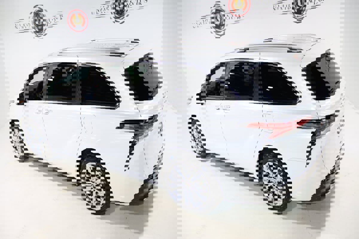 Used 2022 Toyota Sienna Platinum image 11