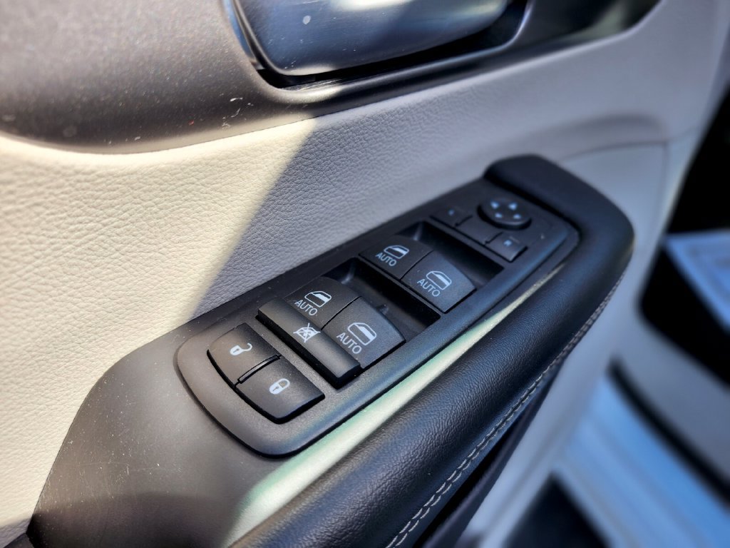 Used 2021 Chrysler Pacifica Touring-L w/ Uconnect Theater Family Group FWD image 18