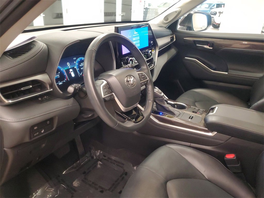 Used 2023 Toyota Highlander Limited image 17