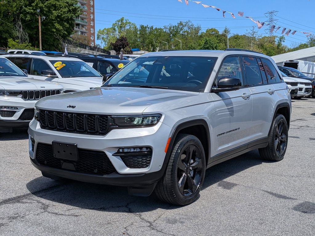 Used 2023 Jeep Grand Cherokee Limited w/ Luxury Tech Group II AWD/4WD image 2