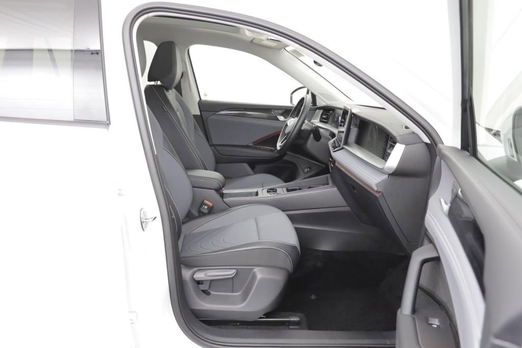 Used 2025 Volkswagen Tiguan SE w/ Panoramic Sunroof Package image 18