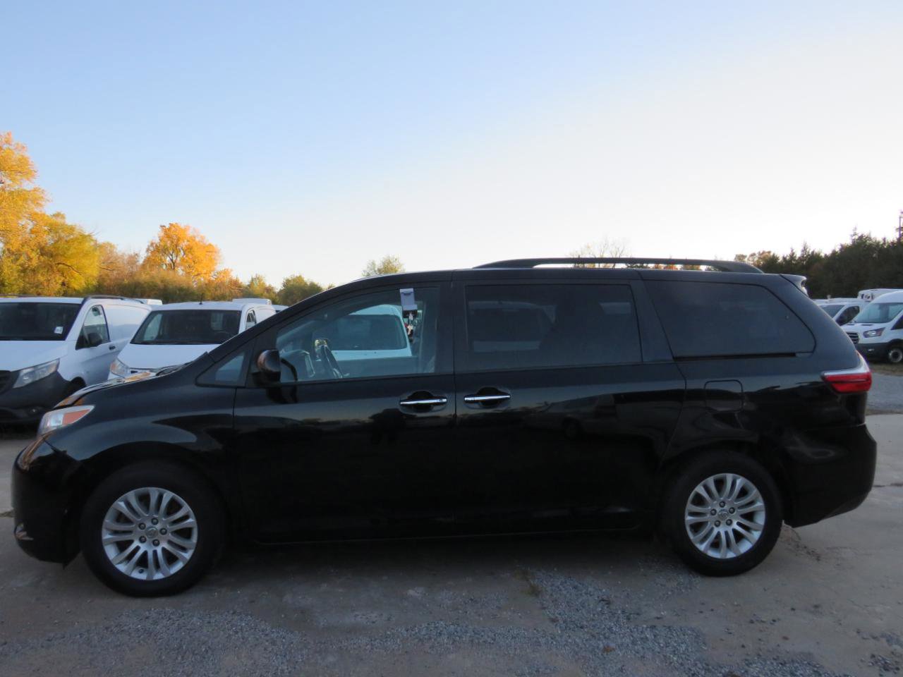 Used 2015 Toyota Sienna XLE w/ XLE Navigation Package FWD image 2