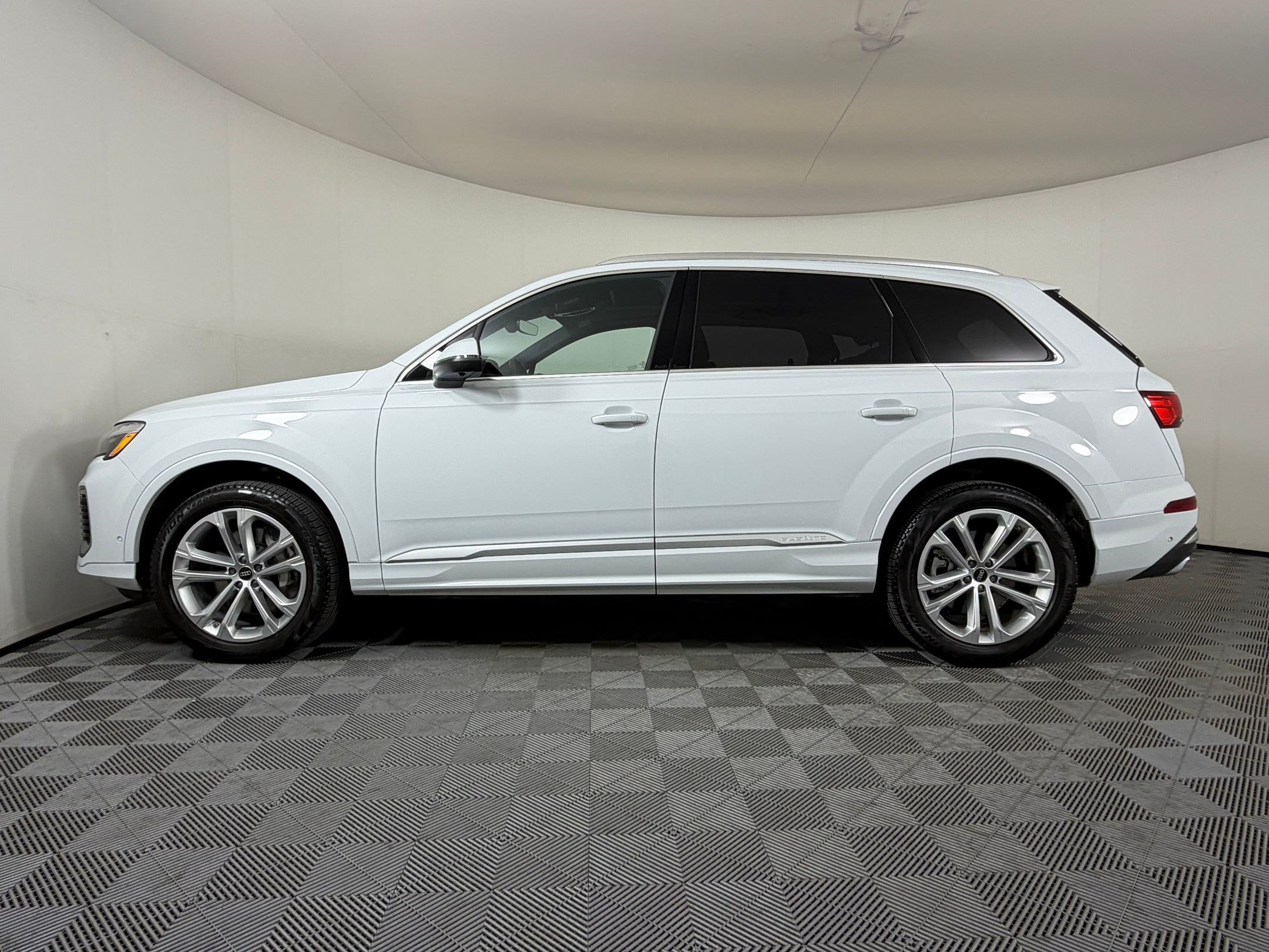 Used 2025 Audi Q7 3.0T Premium Plus AWD/4WD image 2