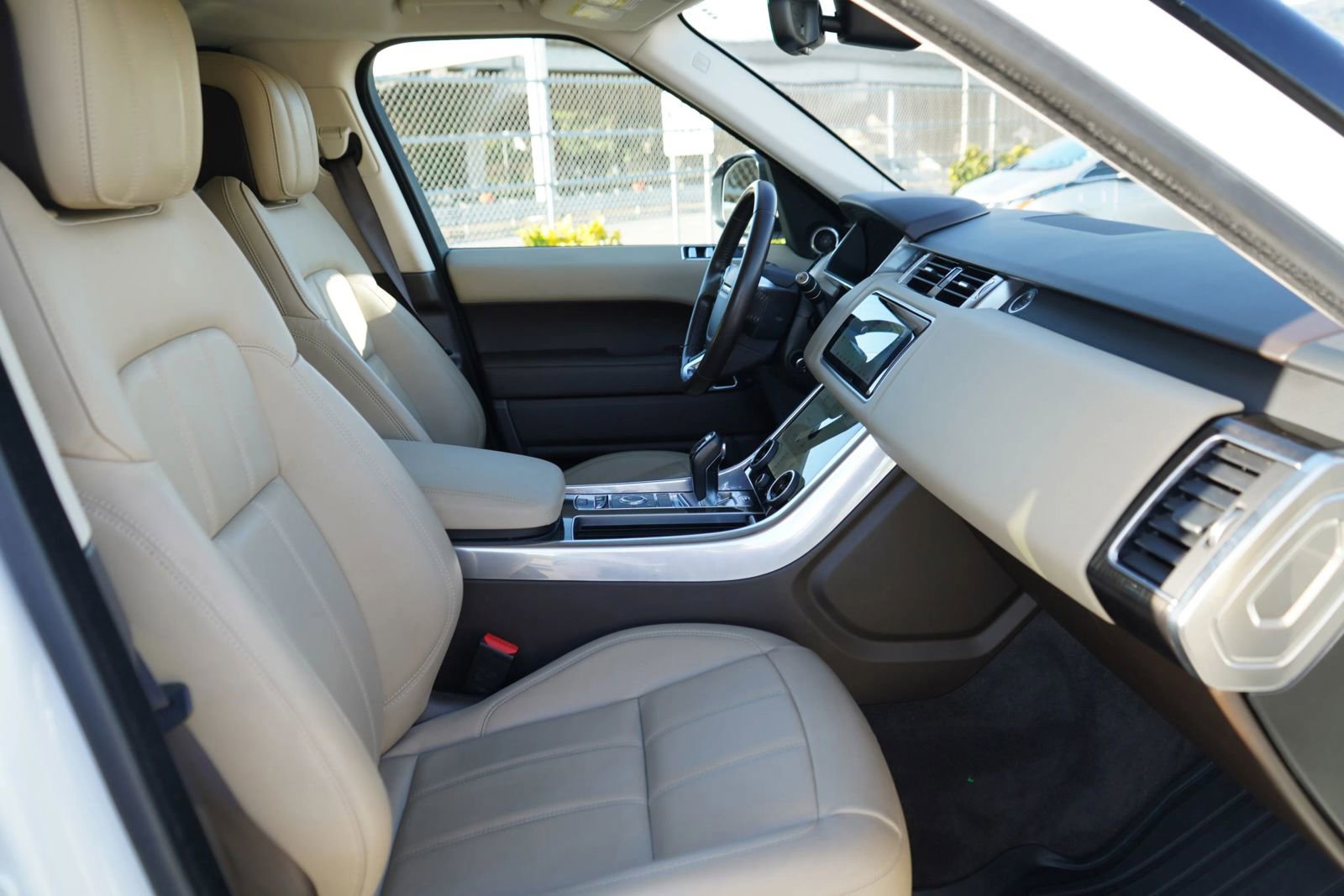 Used 2019 Land Rover Range Rover Sport SE image 17