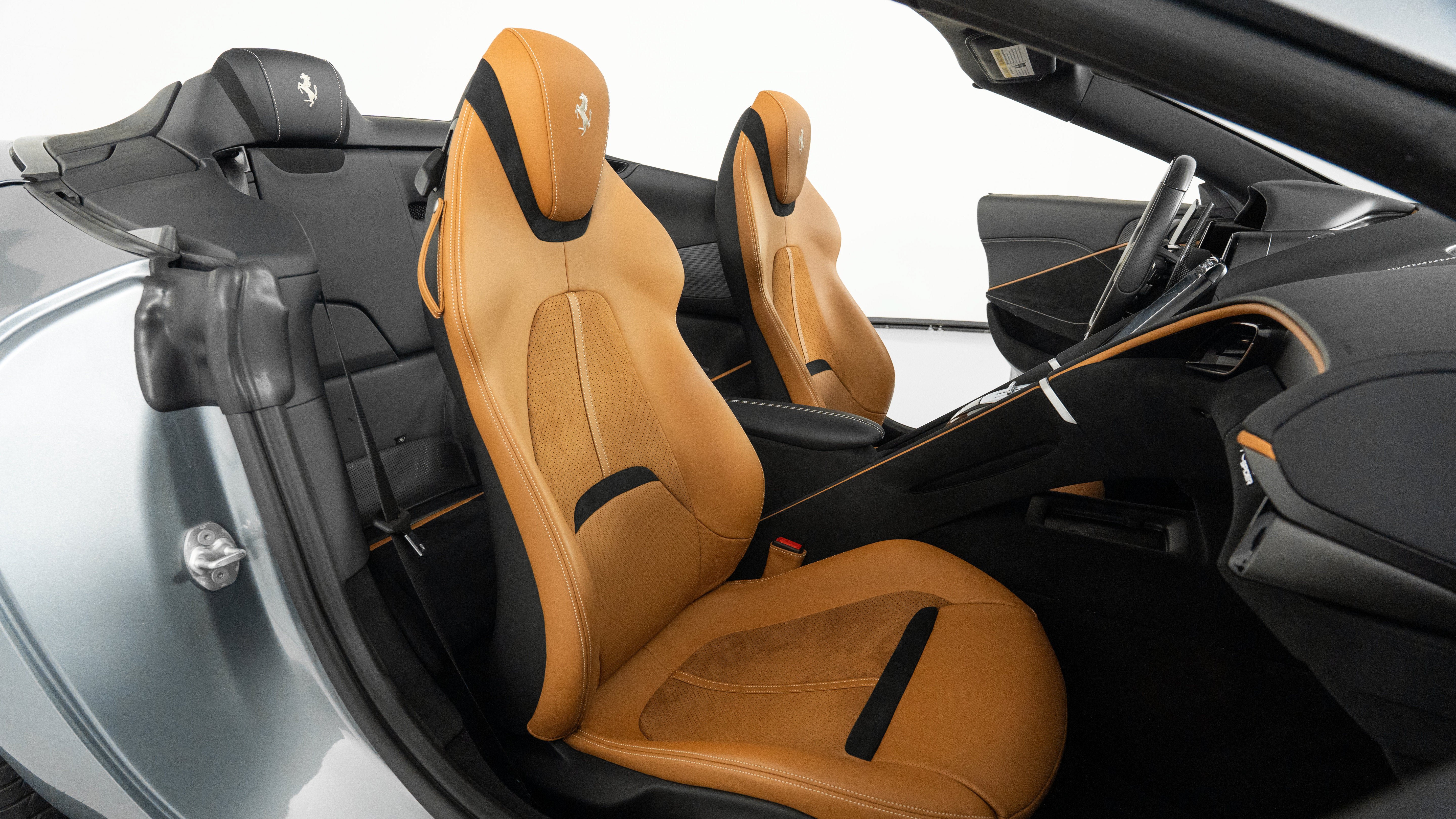 Certified 2025 Ferrari Roma Spider RWD image 31