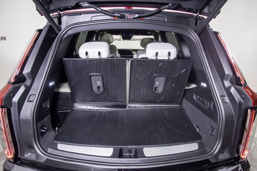 Used 2027 Cadillac Vistiq Sport w/ LPO, Floor Liner Package AWD/4WD image 8