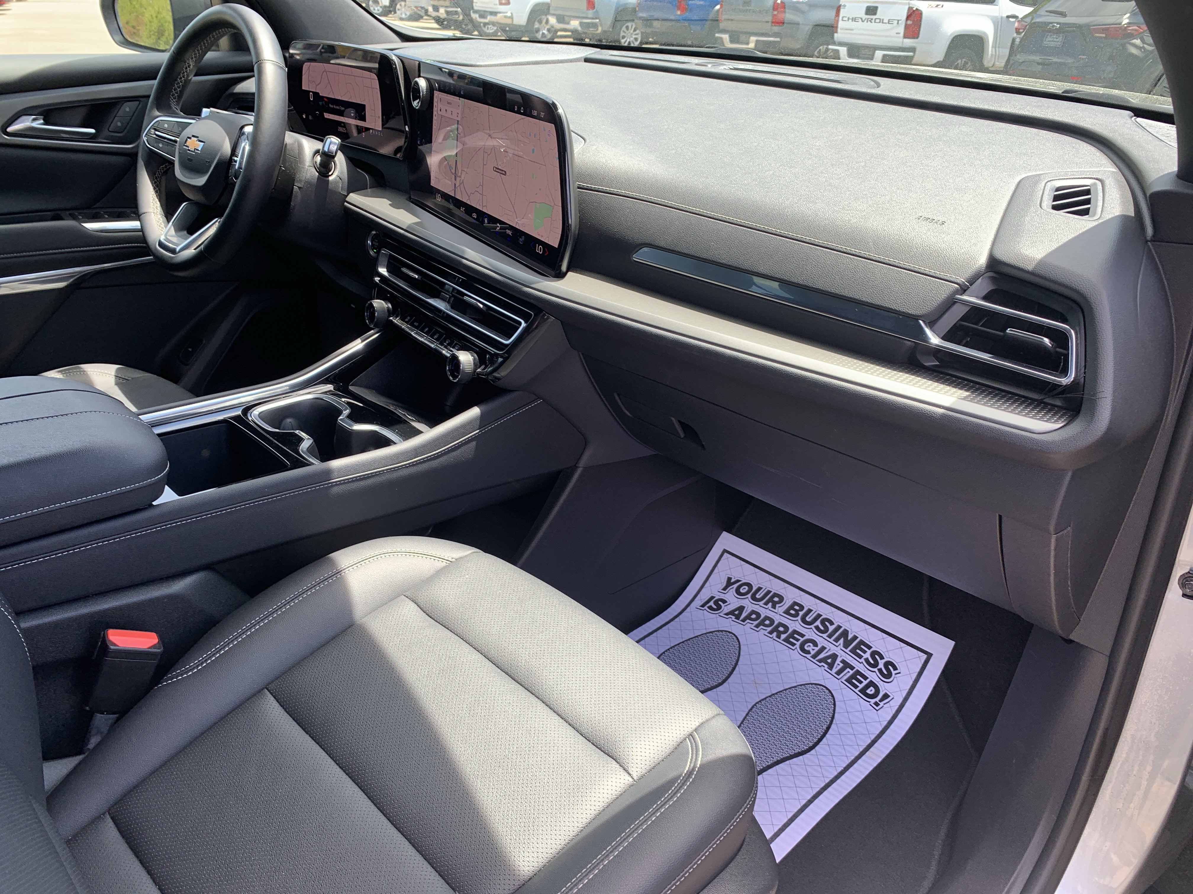 Used 2025 Chevrolet Traverse LT FWD image 50