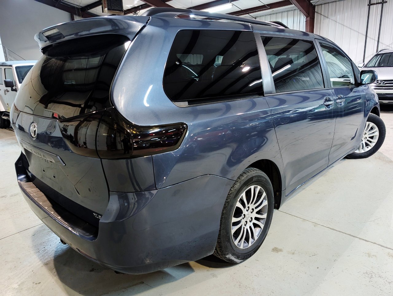 Used 2017 Toyota Sienna XLE image 7