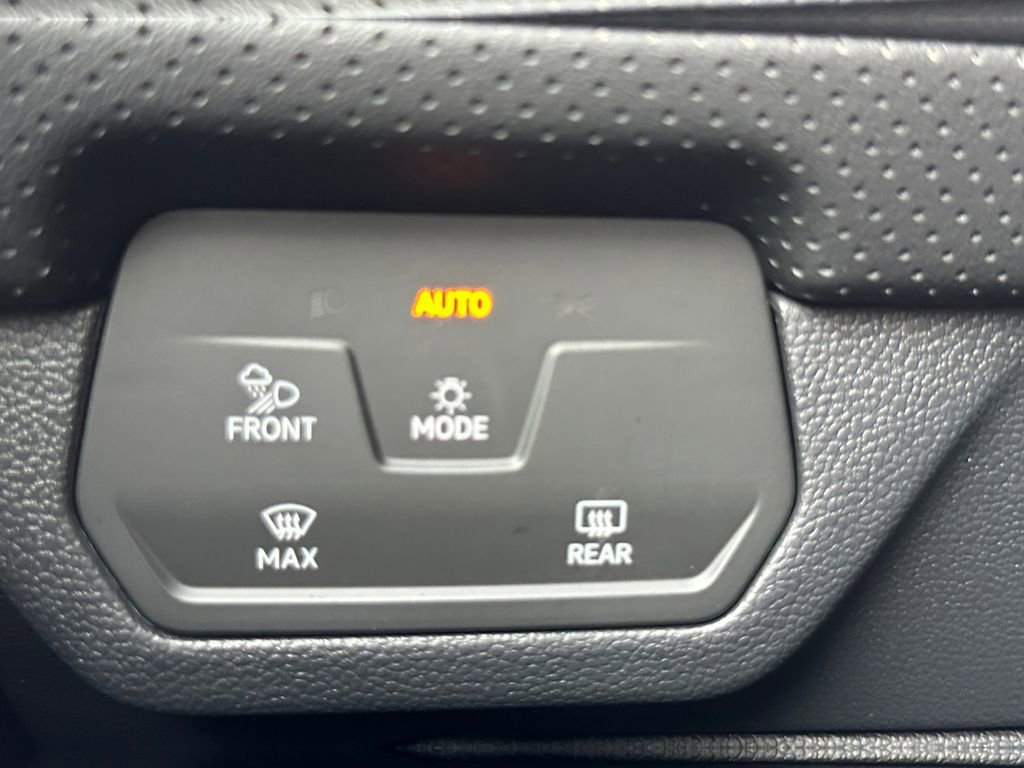 Used 2024 Volkswagen Atlas SE w/ Panoramic Sunroof Package FWD image 8