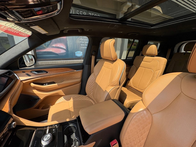 Used 2023 Jeep Grand Cherokee L Summit AWD/4WD image 10