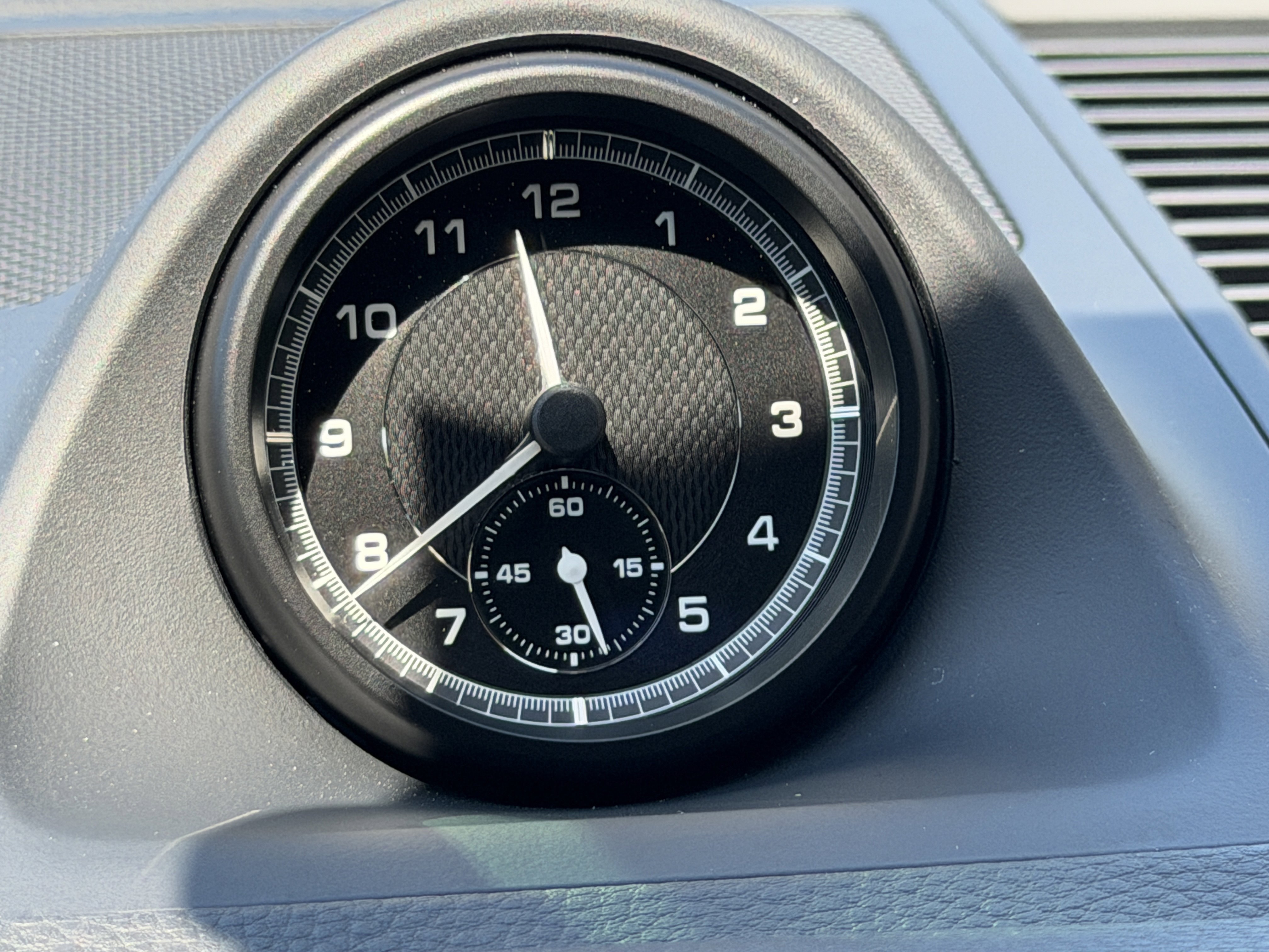 Certified 2025 Porsche Macan AWD/4WD image 27